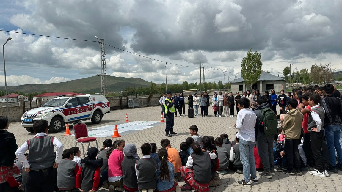 ÖĞRENCİLERİMİZ TRAFİK JANDARMASI TARAFINDAN TRAFİK KURALLARI HAKKINDA BİLGİLENDİRİLDİ